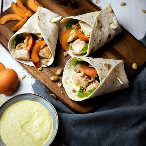 Chicken wrap with fromage blanc curry sauce