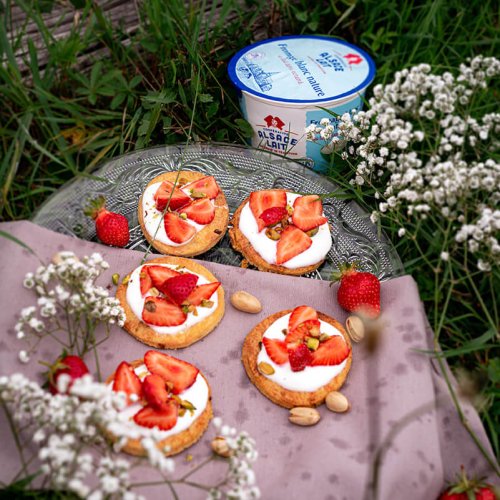 Pistachio shortbread, Mariguette strawberries and low-fat fromage blanc cream