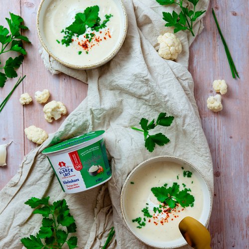 Cream of cauliflower soup with herbs
