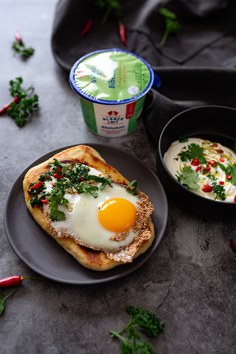 alsace-lait-pita-oeuf-sesame-sauce-bibeleskaes-pimentee-herbes-fraiches-2