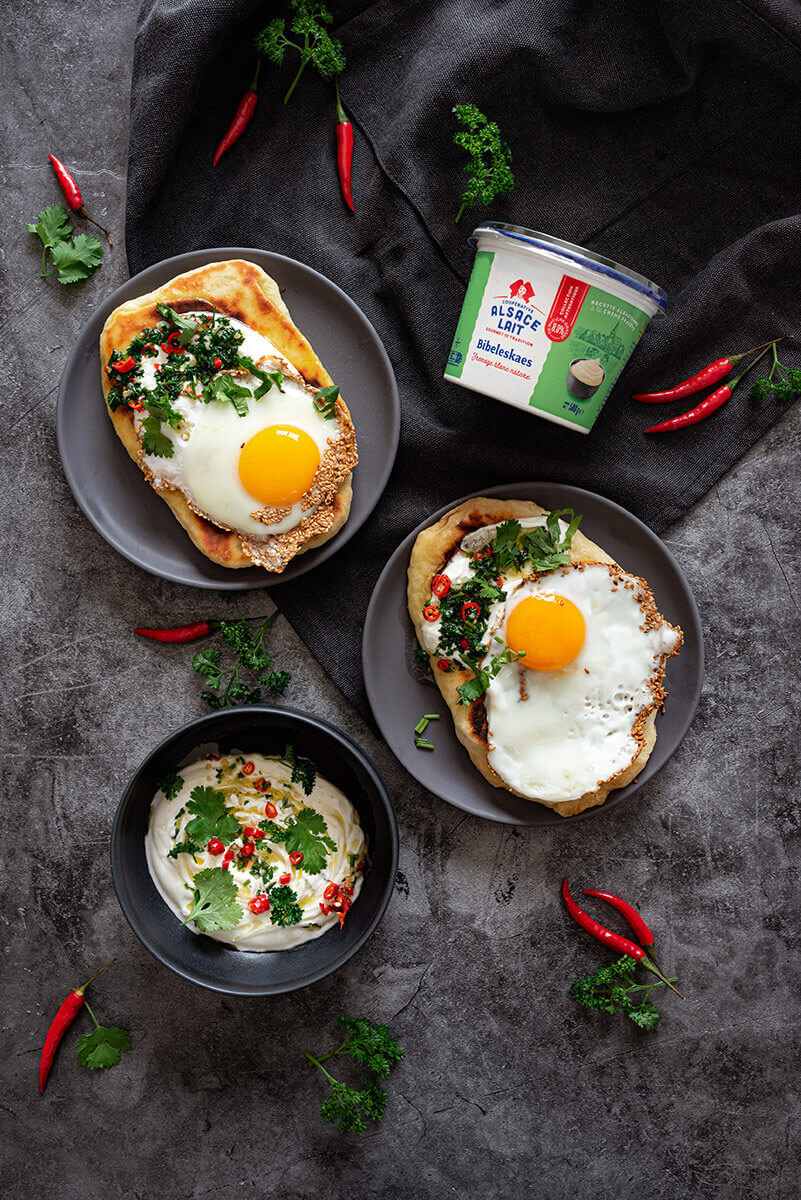 alsace-lait-recette-pita-oeuf-sesame-sauce-bibeleskaes-pimentee-herbes-fraiches-1